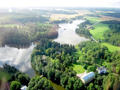 Puista päärakennusta ympäröi yksi Suomen suurimmista yksityisistä puistoista.
